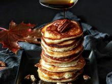 Puszyste pancakes z syropem klonowym 